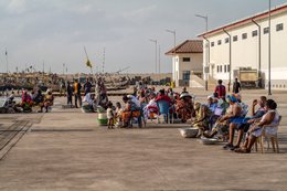 Accra;-Ghana;-Jamestown;-fishing-harbour;-fish-traders;-women;-waiting;-basins;-quay;-new-harbour;-Sino-Ghanaian-cooperation;-informal-economy;-fish-supply-chain;-womens-role;-Ga-Mashie-community;-artisanal-fishing;-daily-life;-Gulf-of-Guinea;-West-Africa;-documentary-photography;-Kaleidos;-Kaleidos-images;-La-parole-à-limage;-Stories-Pictures;-Tarek-Charara